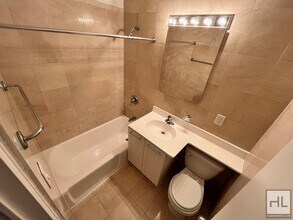 EAST 49 STREET, Unit 8H in New York, NY - Foto de edificio - Building Photo