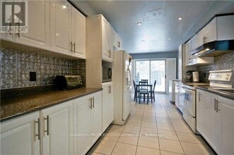 2285 Cottonwood Cir in Pickering, ON - Building Photo - Building Photo