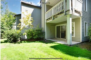 18501 SE Newport Way in Issaquah, WA - Building Photo