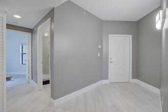 100 Uno Lago Dr in West Palm Beach, FL - Building Photo - Building Photo