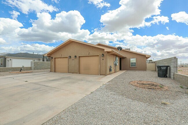 Cozy 3 Bed 2 Bath You've Been Looking For! in Alamogordo, NM - Building Photo - Building Photo