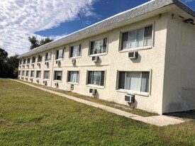 922 Courting Ln in Ft. Myers, FL - Building Photo