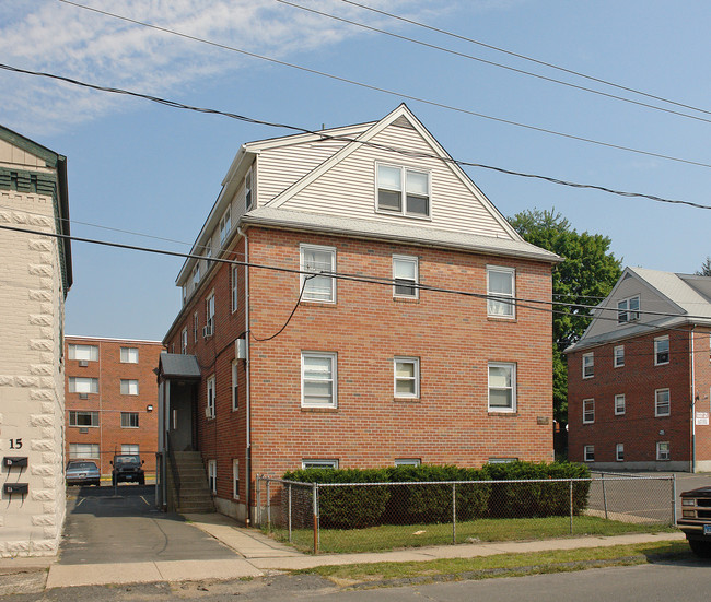 21 Benham St in Bristol, CT - Foto de edificio - Building Photo