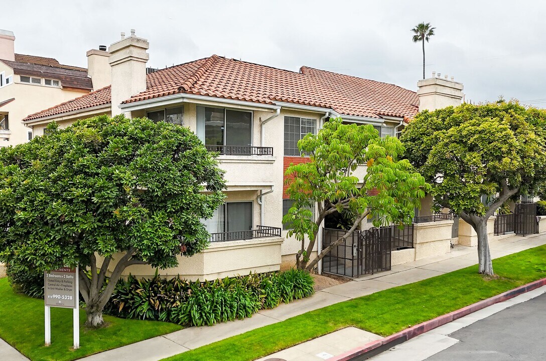 Kerwood Apartments in Los Angeles, CA - Building Photo
