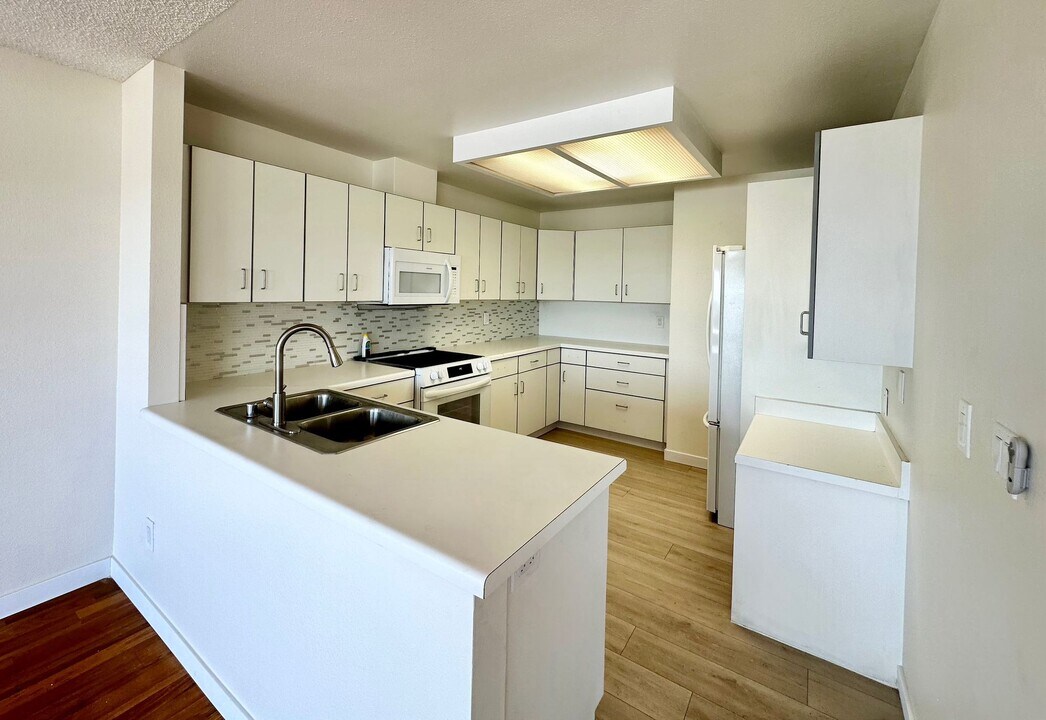 6337 Caminito Andreta in San Diego, CA - Building Photo