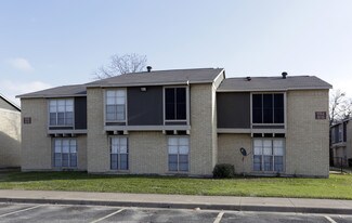 La Hacienda Apartments in Dallas, TX - Building Photo