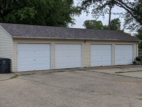 120 W Grant St in Lake Mills, WI - Foto de edificio - Building Photo