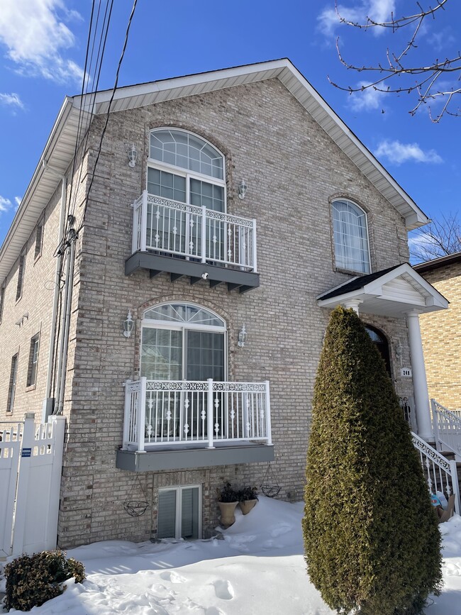 248 Kingsland Ave, Unit 2 in Lyndhurst, NJ - Foto de edificio - Building Photo