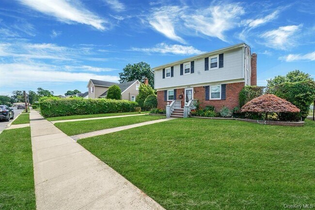508 Chamberlin St in East Meadow, NY - Building Photo - Building Photo