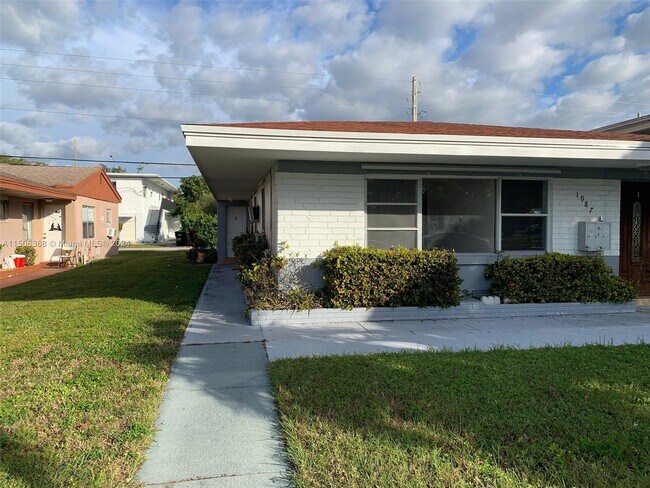 1987 NE 171 St-Unit -1-1 in North Miami Beach, FL - Building Photo - Building Photo