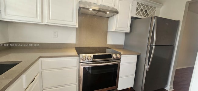 300 Layne Blvd in Hallandale Beach, FL - Foto de edificio - Building Photo