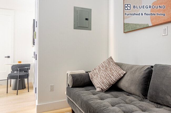161 W 54th St in New York, NY - Building Photo - Building Photo