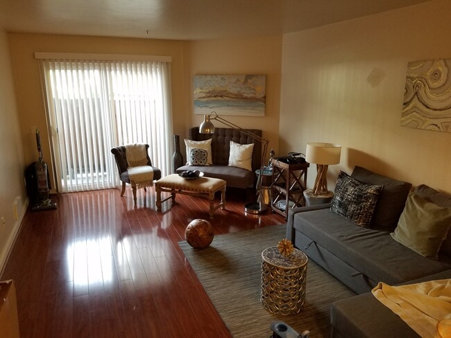 6400 Christie Ave, Unit 3128 in Emeryville, CA - Building Photo - Building Photo