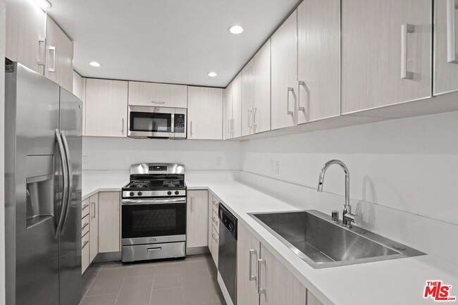 11711 Ohio Ave in Los Angeles, CA - Building Photo - Building Photo