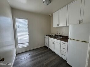 13507 Victory Blvd in Los Angeles, CA - Building Photo - Building Photo