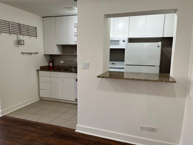 4335 W Irving Park Rd, Unit 208 in Chicago, IL - Building Photo - Building Photo