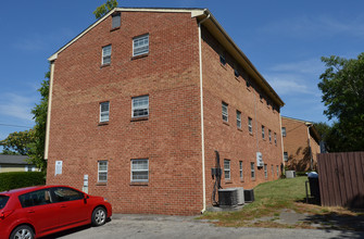 902 Cottage Ave in Vinton, VA - Foto de edificio - Building Photo