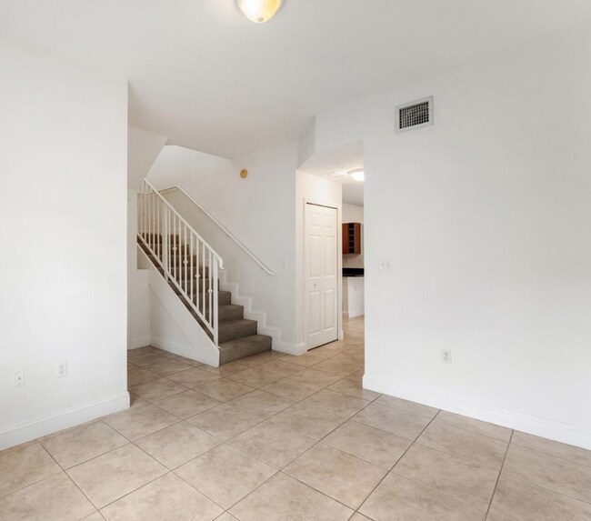 10832 NW 74th Ct in Hialeah, FL - Building Photo - Building Photo