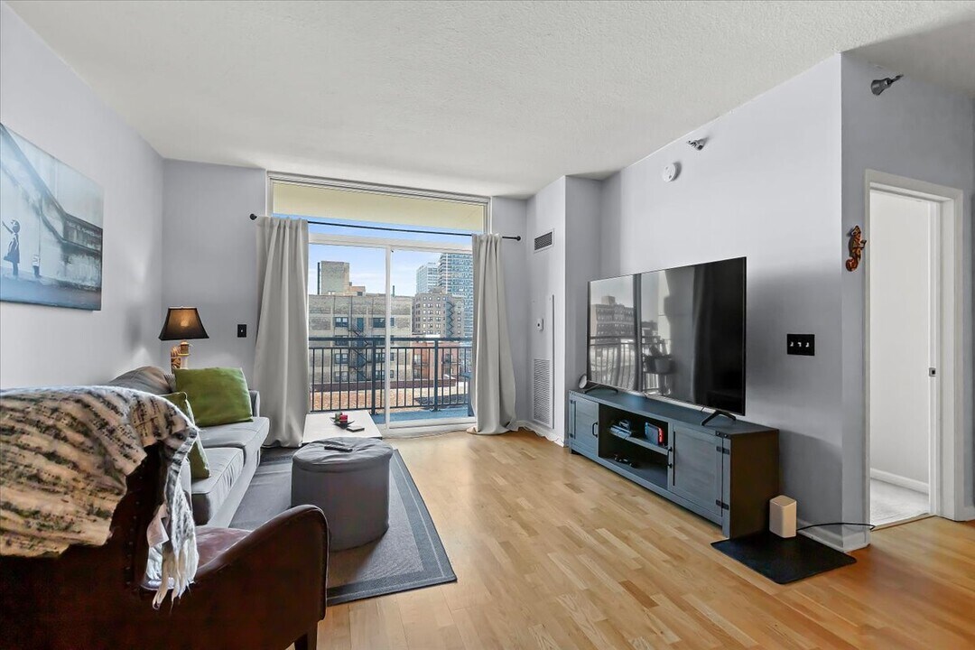1134 W Granville Ave in Chicago, IL - Building Photo