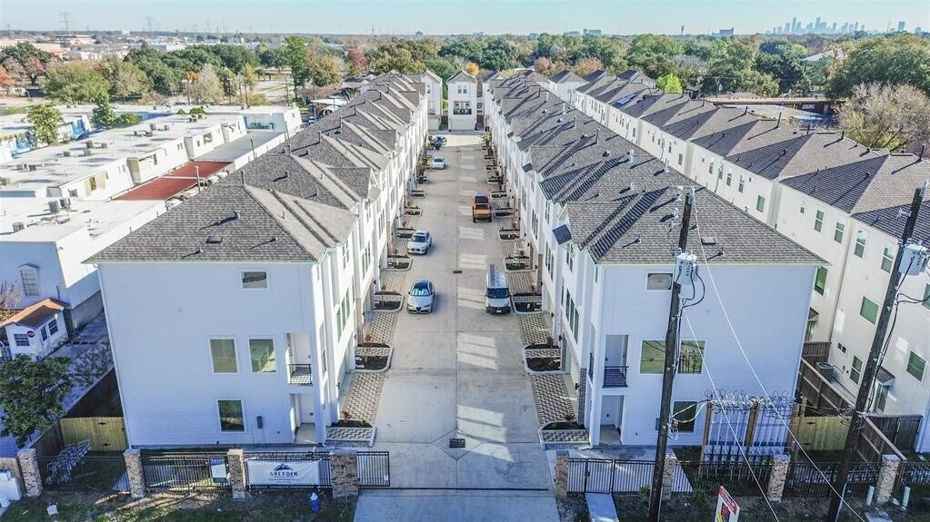 8321 Brecha Ln in Houston, TX - Foto de edificio