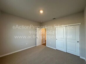 2305 Longmire Lp in Roseville, CA - Building Photo - Building Photo