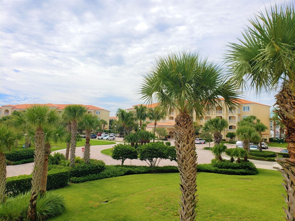 37 Harbour Isle Dr E in Fort Pierce, FL - Building Photo
