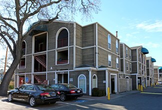 The Oaks in Walnut Creek, CA - Building Photo - Building Photo