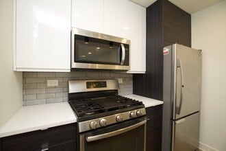 843 W Grace St, Unit 101i in Chicago, IL - Foto de edificio - Building Photo