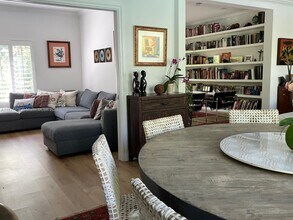 678 Woodcrest Rd in Key Biscayne, FL - Foto de edificio - Building Photo