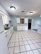 106 Oak St in Elgin, OK - Foto de edificio - Building Photo