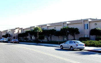 Adelphi Apartments in Anaheim, CA - Foto de edificio - Building Photo