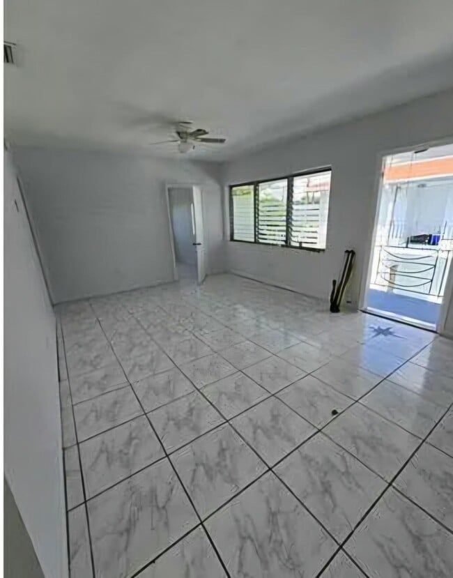 1440 NE 171 St in North Miami Beach, FL - Foto de edificio - Building Photo