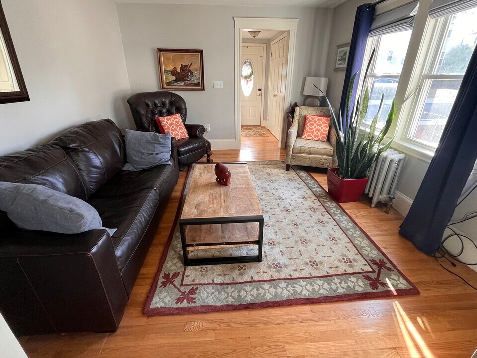 10 Lafayette St in Quincy, MA - Building Photo