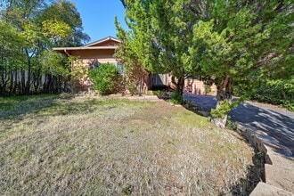 129 Russell Rd in Auburn, CA - Building Photo - Building Photo