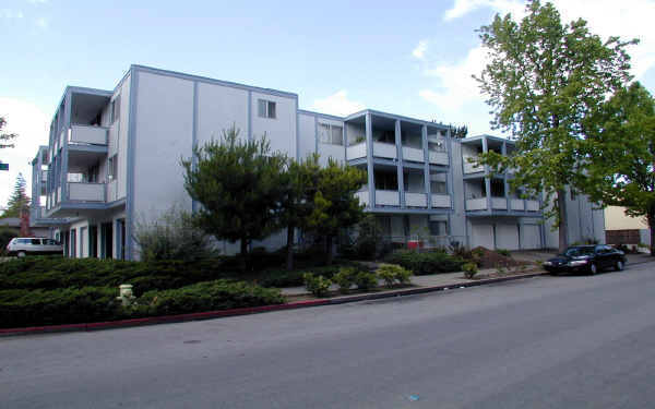 690 Leahy St in Redwood City, CA - Building Photo - Building Photo