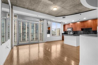 250 Pharr Rd NE in Atlanta, GA - Building Photo - Building Photo