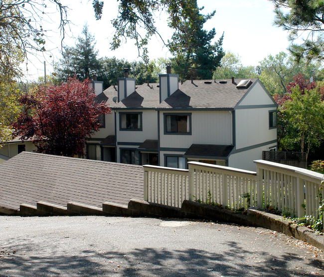 2982 Sunridge Dr in Santa Rosa, CA - Foto de edificio - Building Photo