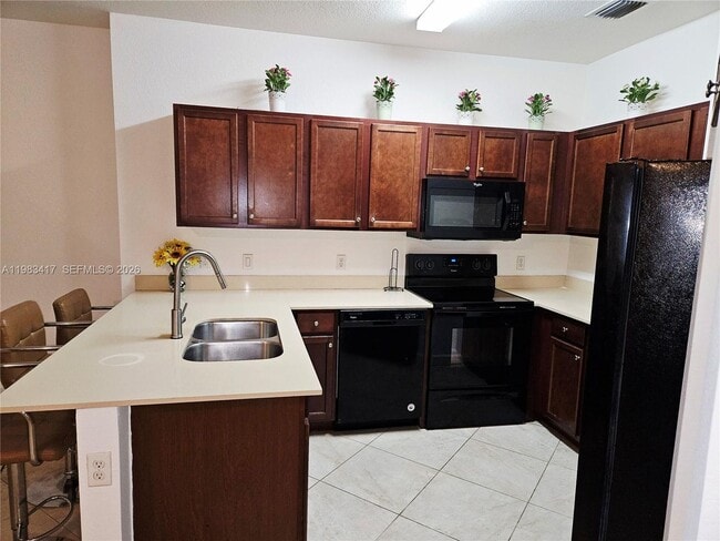 290 NW 109th Ave in Miami, FL - Foto de edificio - Building Photo