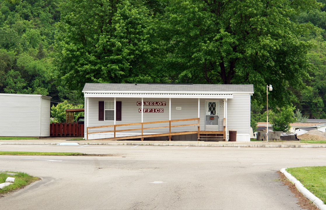 168 Camelot Dr in Red House, WV - Foto de edificio