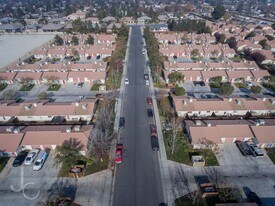 8119 Whitewater Dr in Bakersfield, CA - Building Photo