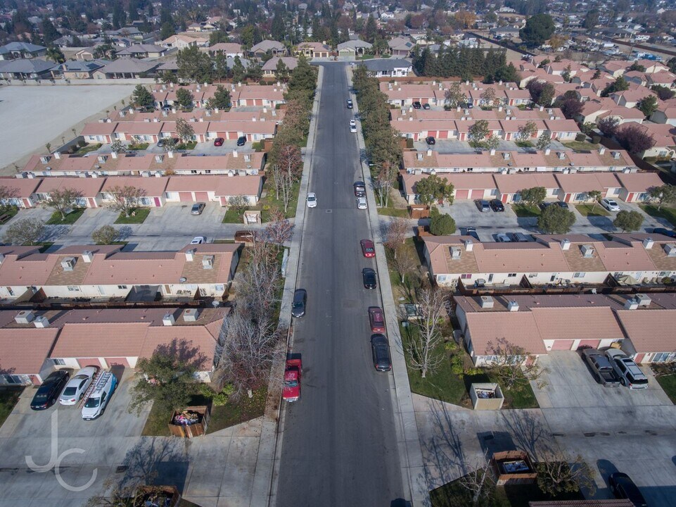 8119 Whitewater Dr in Bakersfield, CA - Building Photo