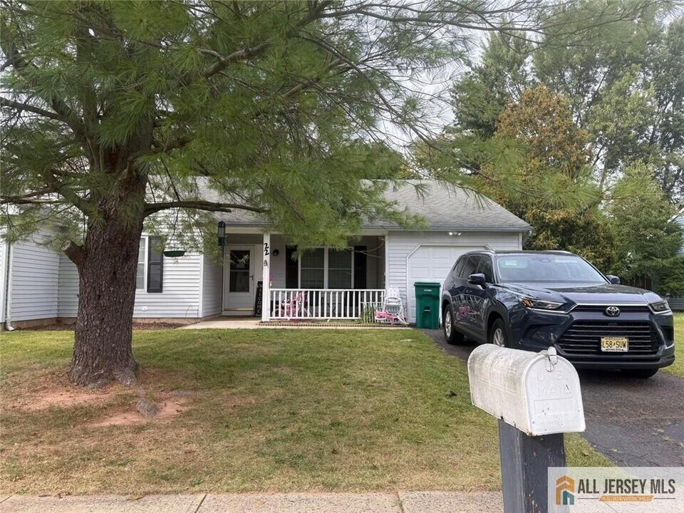 22 Woodbury Rd in Edison, NJ - Building Photo