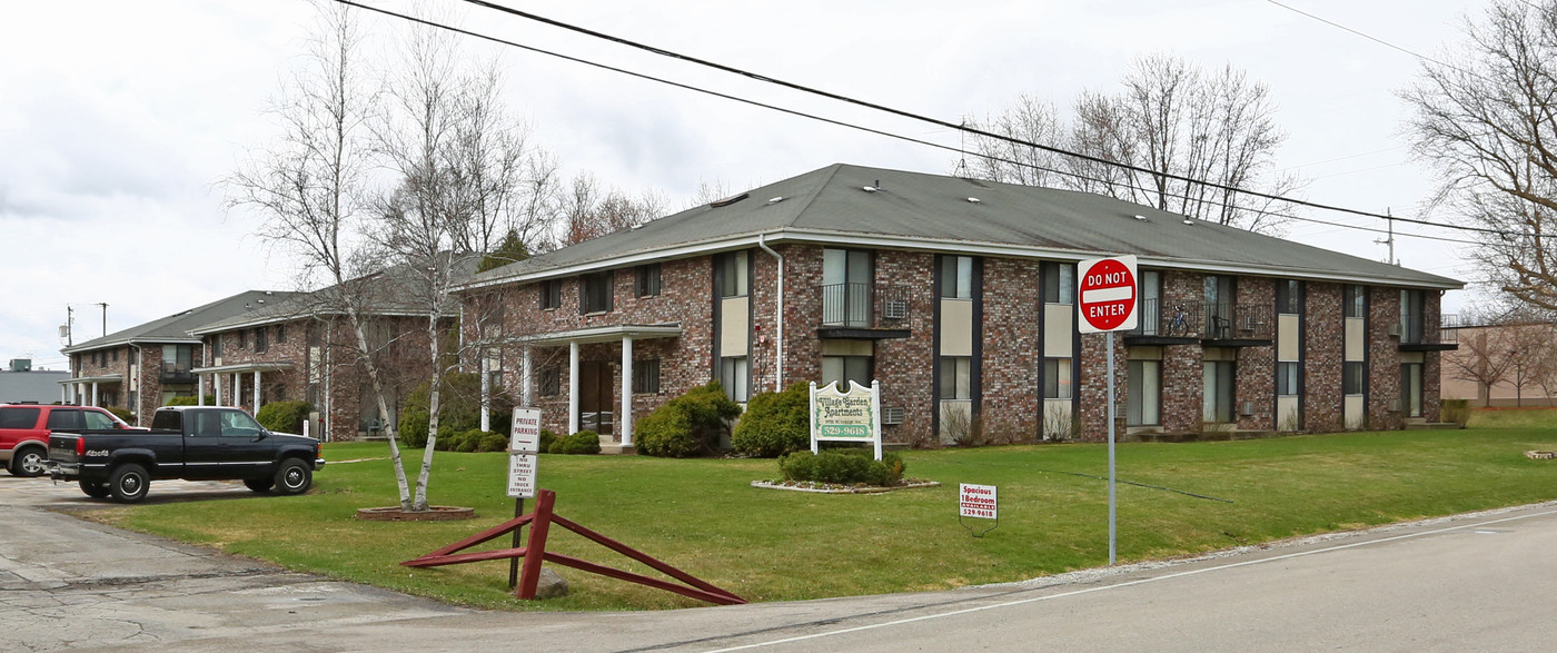 Village Gardens Apartments in Hales Corners, WI - Foto de edificio