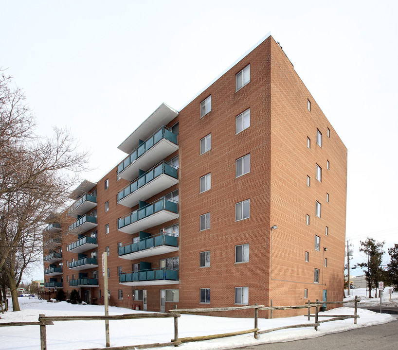 Brookland Towers in Aurora, ON - Building Photo