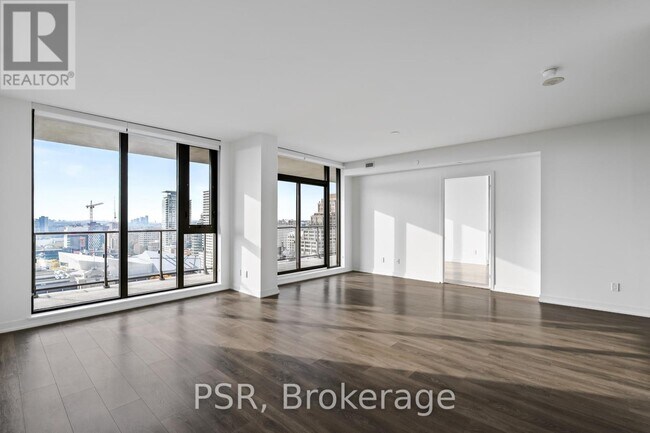 2 St Thomas St in Toronto, ON - Building Photo - Building Photo