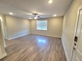 1720 Crestdale Dr in Houston, TX - Building Photo