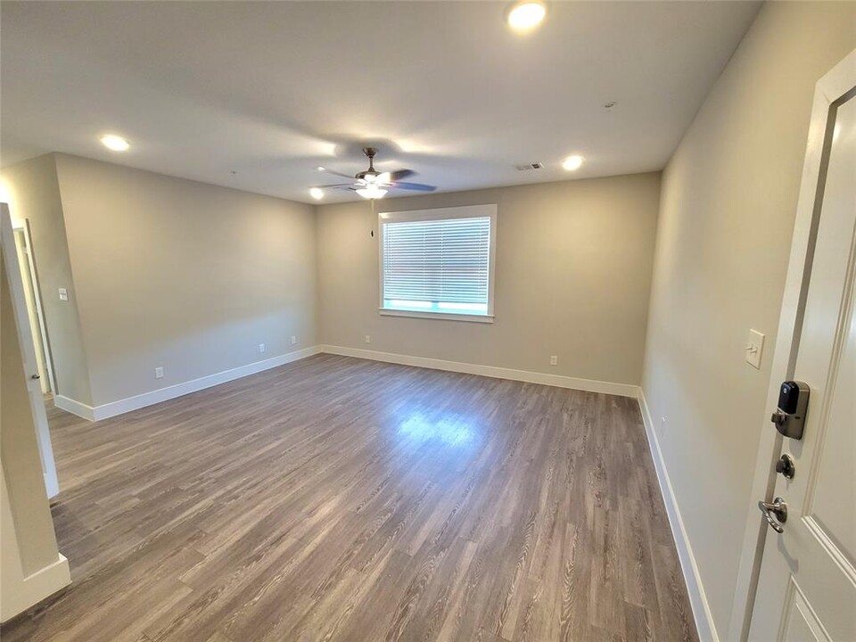 1720 Crestdale Dr in Houston, TX - Building Photo