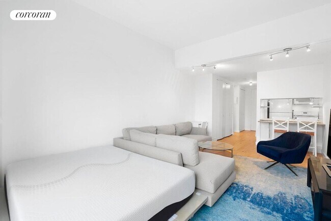 393 W 49th St in New York, NY - Building Photo - Building Photo