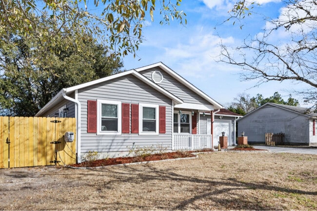 206 Cinnamon Dr in Hubert, NC - Foto de edificio - Building Photo