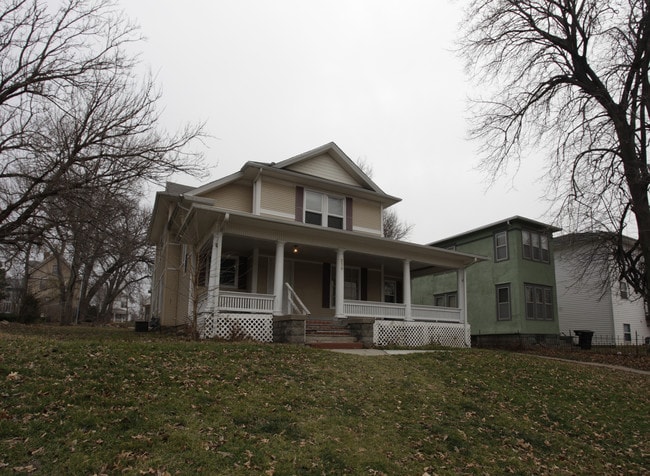 230 S 26th St in Lincoln, NE - Foto de edificio - Building Photo
